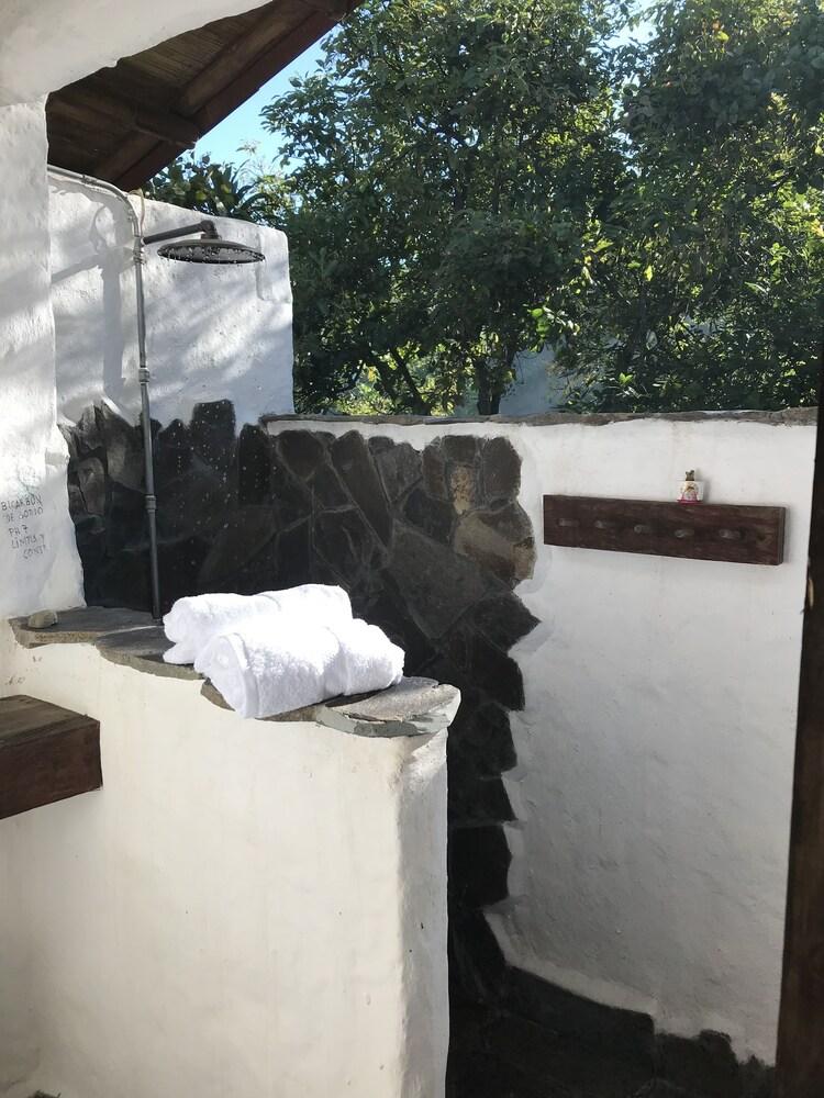 Viga Vieja Cabaña Rustica by Nomad Guru