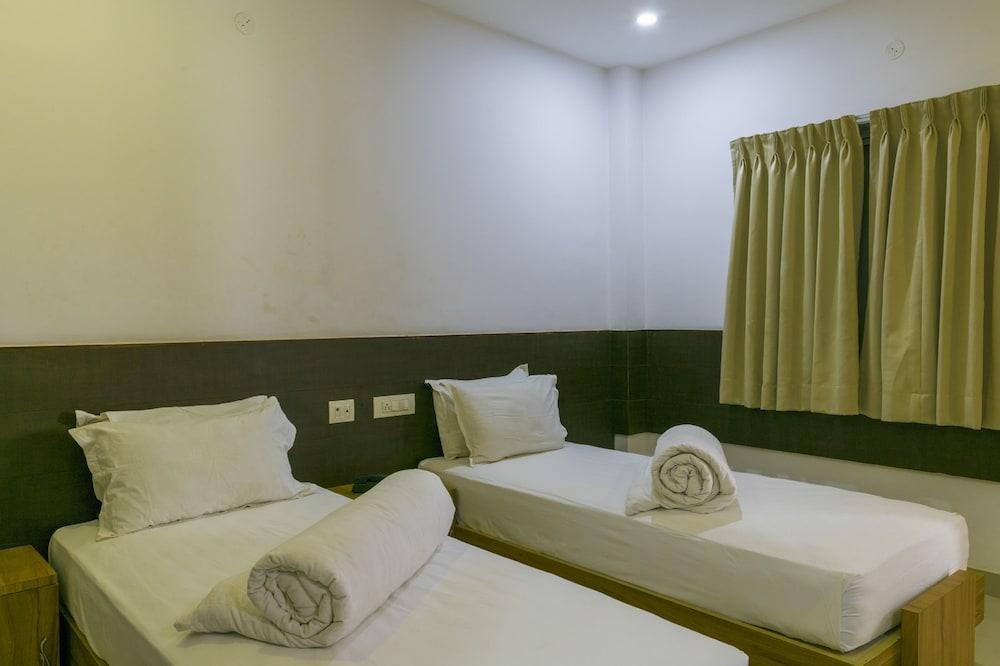 Crescent Inn Navallur