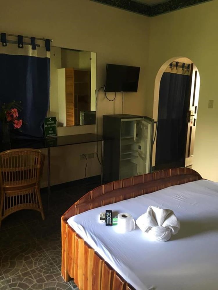 Dolphinbay Beachfront & Dive Resort