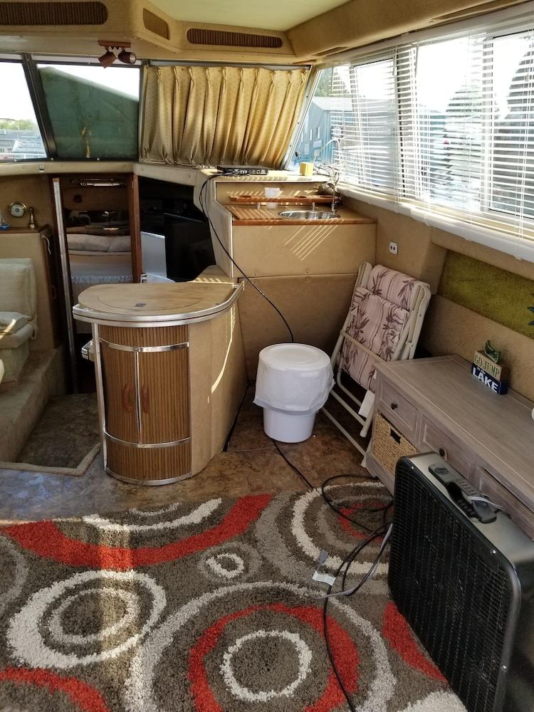 Hills Motor Court & Marina