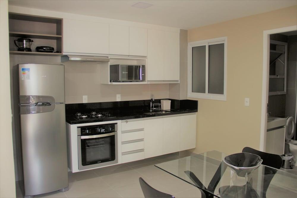 Flat no novo edifício conceito com linda vista mar