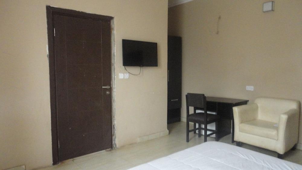 Stage 5 Hotel and Suites