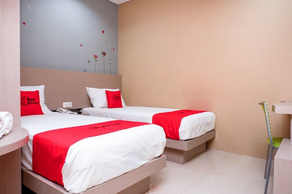 RedDoorz near Java Supermall Semarang