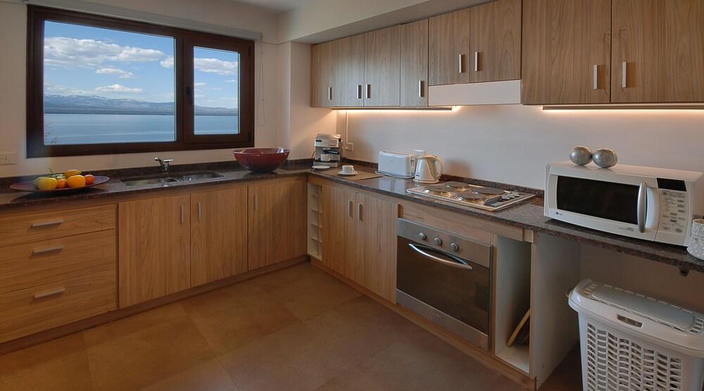 Stunning 3 Bedrooms Apartment with Jacuzzi and Lake Views TD8