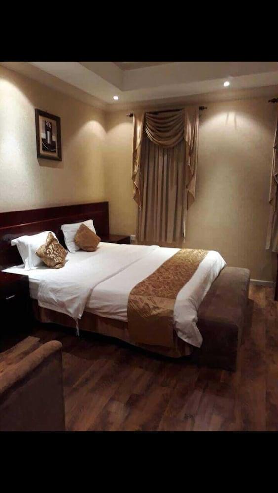 Nice Land Apart-Hotel