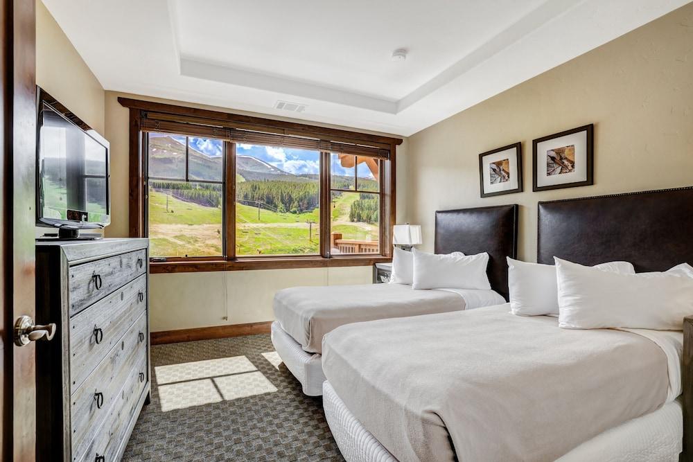 One Ski Hill Place S8421