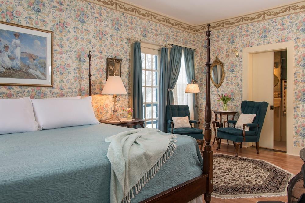 Mira Monte Inn & Suites