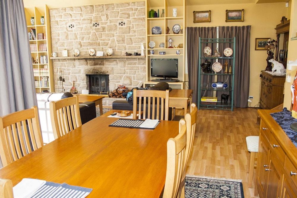 Bygone Beautys Cottages - Bronte Cottage