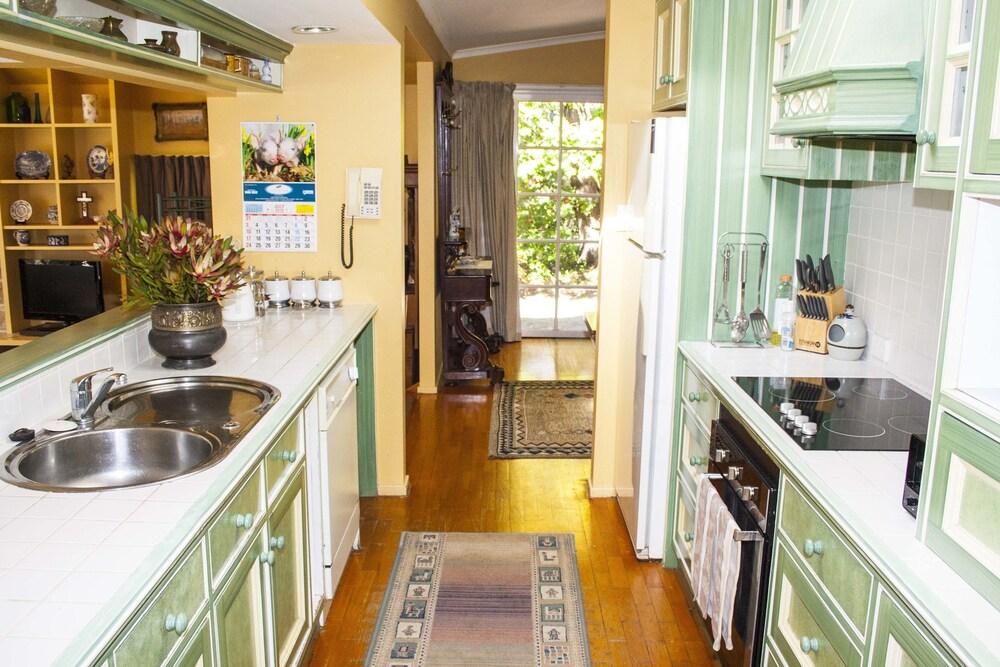 Bygone Beautys Cottages - Bronte Cottage