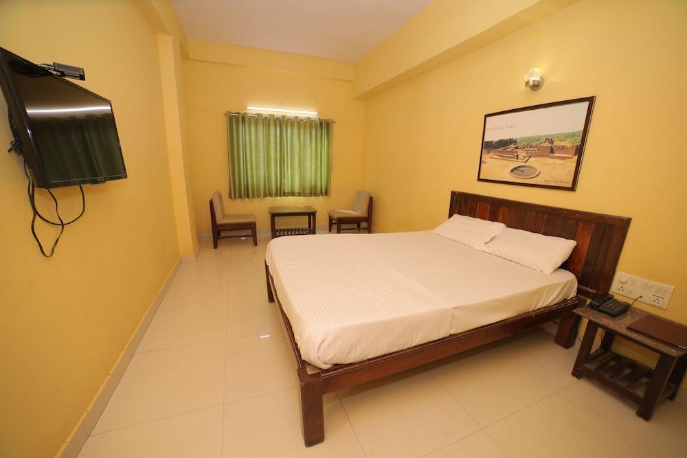 Hotel Kamat Plus