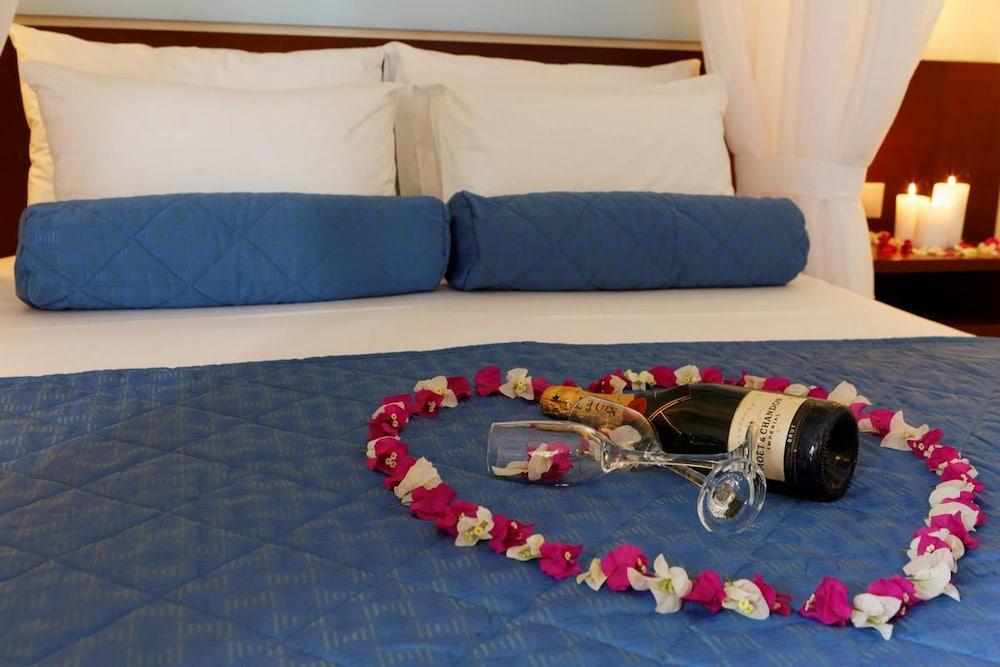 Anissa Beach & Village