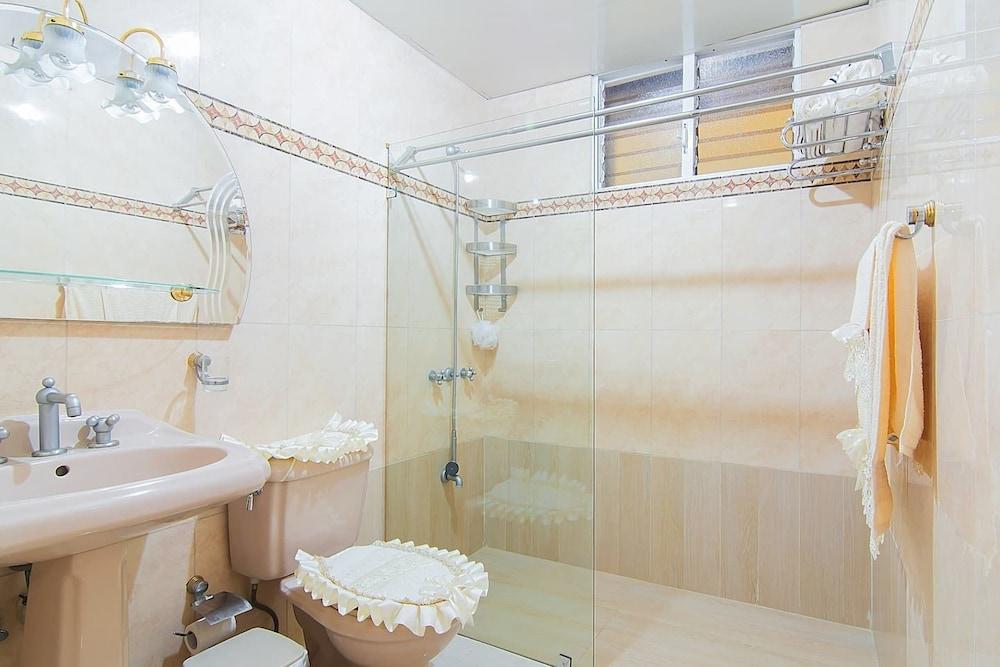 Cozy and Charming 2BDR Suite