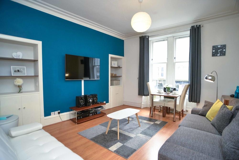 Modern Flat in Rosemount City Centre