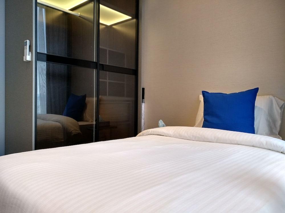 Expressionz Professional Suites by TRIVAA