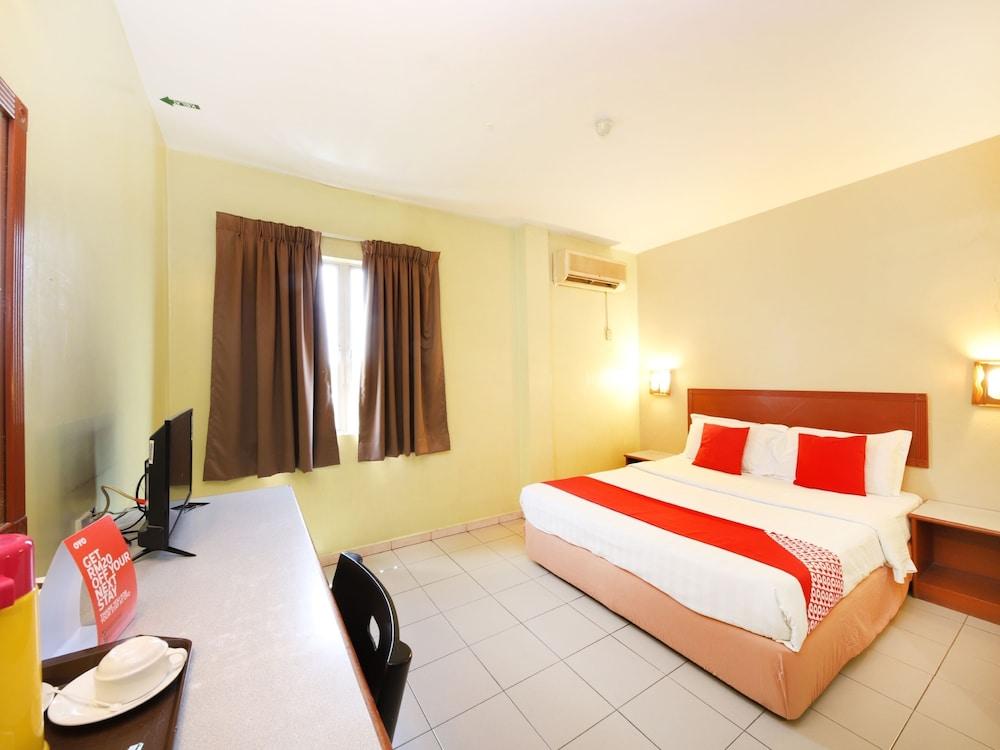 Super OYO 447 Comfort Hotel Meru