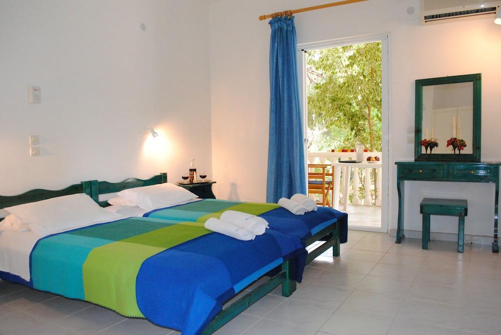 Kuris Studios & Apartments