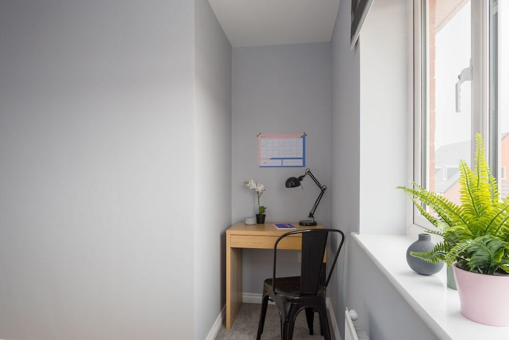 Deco Spacious Townhouse