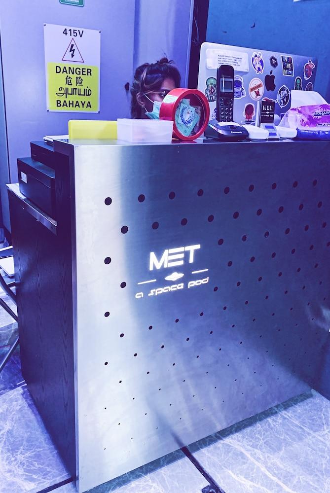 Met A Space Pod @ Arab Street