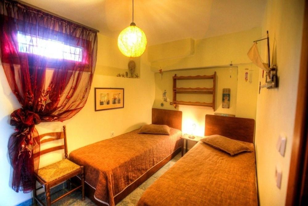 Anna Karra Studios & Apartments