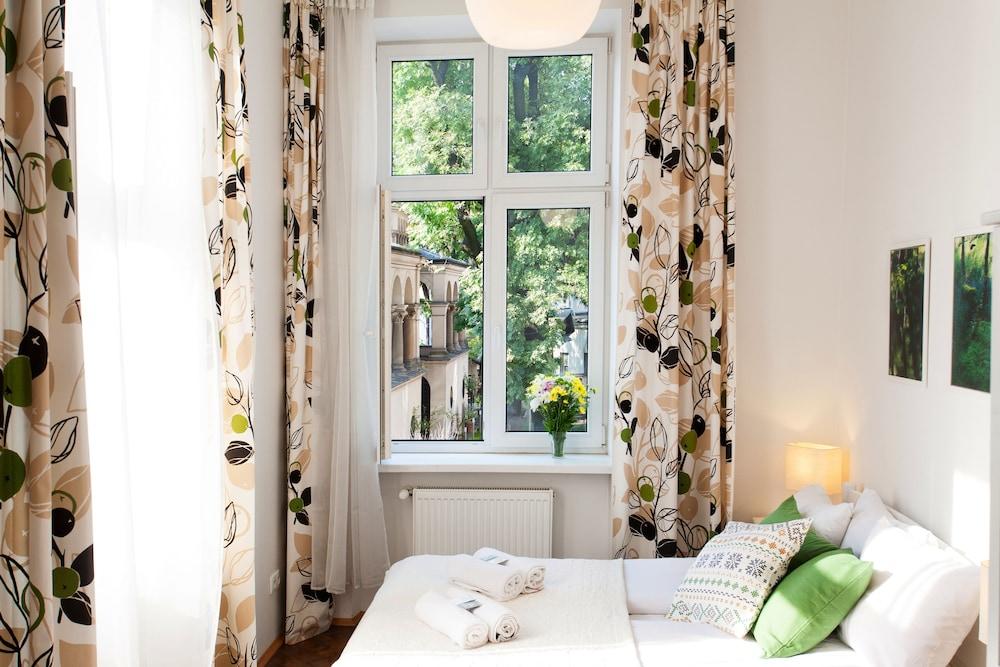 Faust and Mona Lisa Apartments