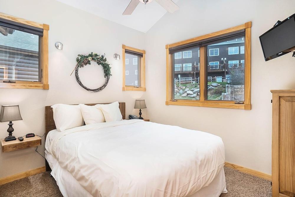 Teepee Mountain 12a 2 Bedroom Condo by RedAwning