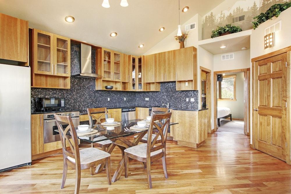 Mount Cairns 16a 2 Bedroom Condo by RedAwning