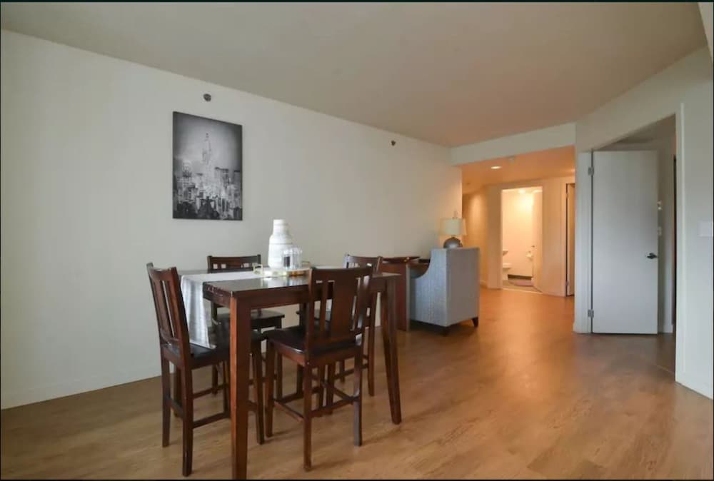 High Rise 2bd 2bth Home Pike Place