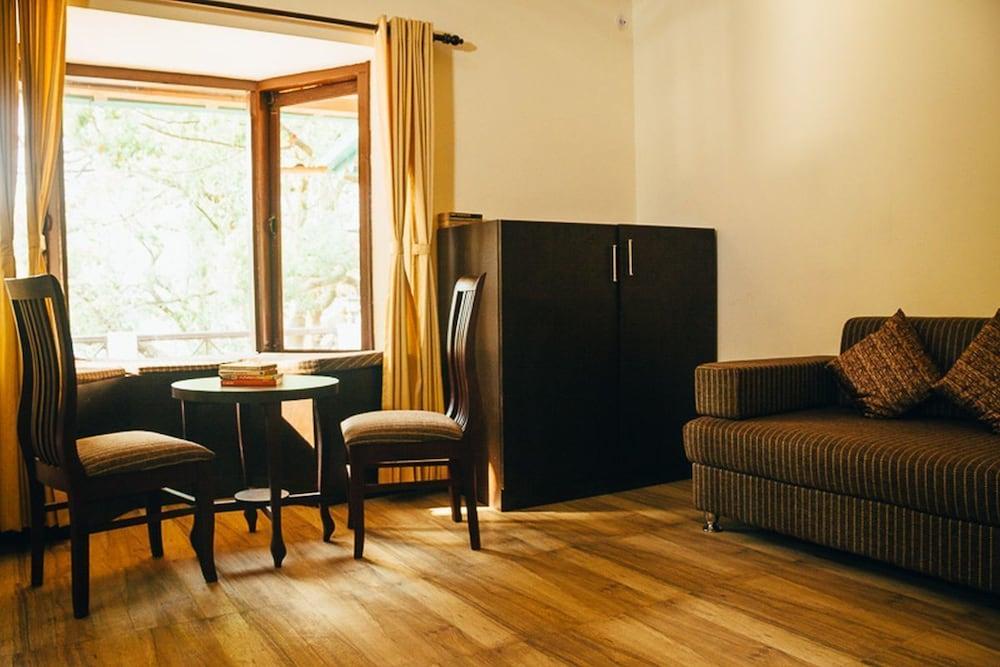 The Camphor Tree-Pura Stays