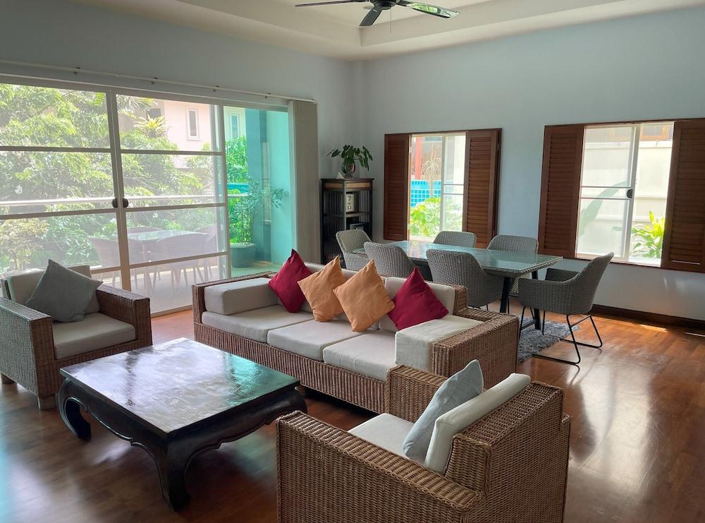 Kata Top View by Lofty