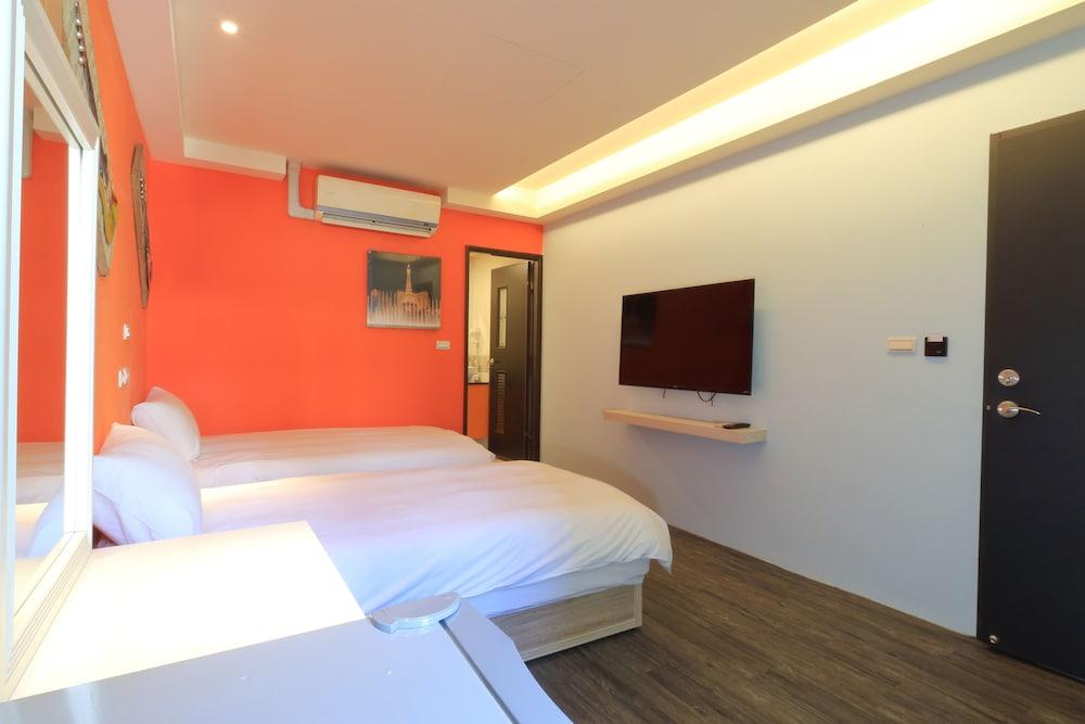 Amir Train Station and Elevator B&B