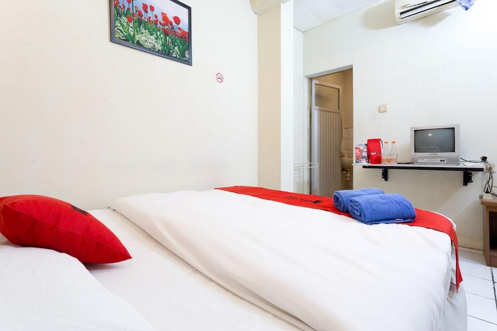 RedDoorz @ Supratman Street