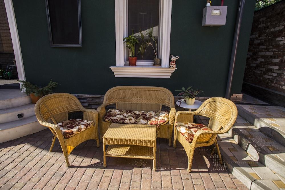 Chestniy Chekhov Hotel