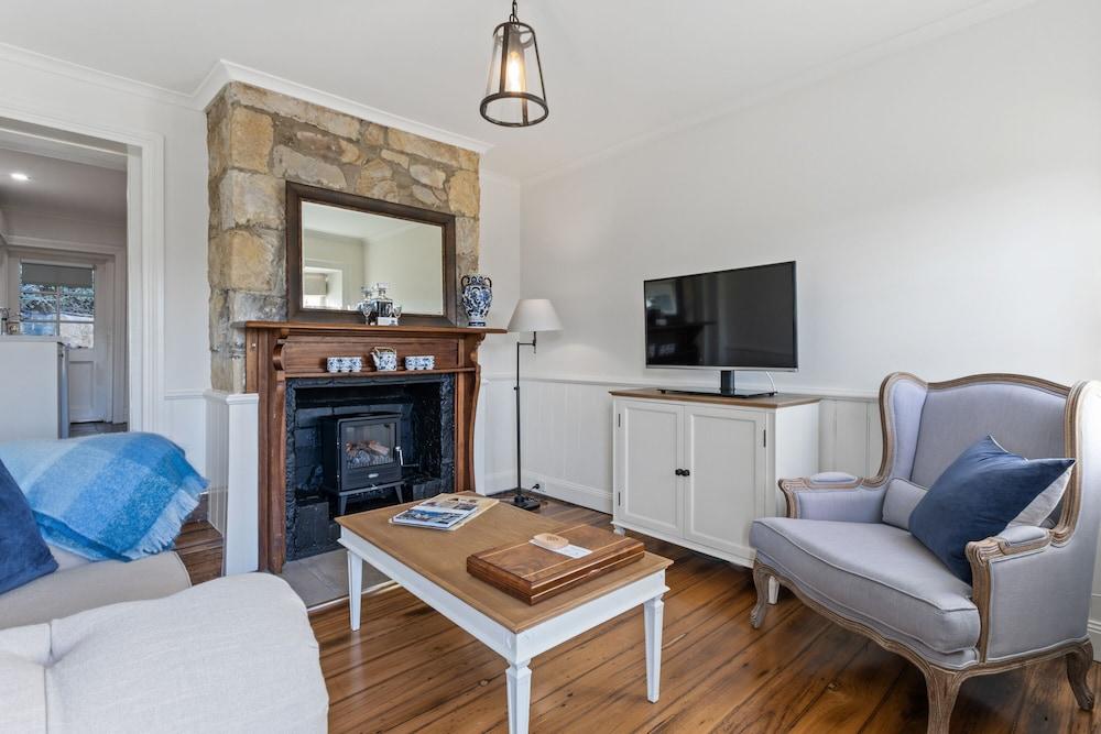 Lythgo's Row Colonial Cottages