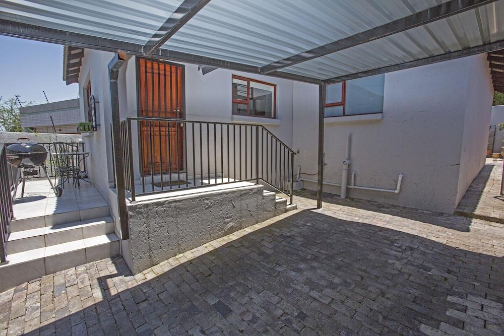 Spacious Garden Cottage