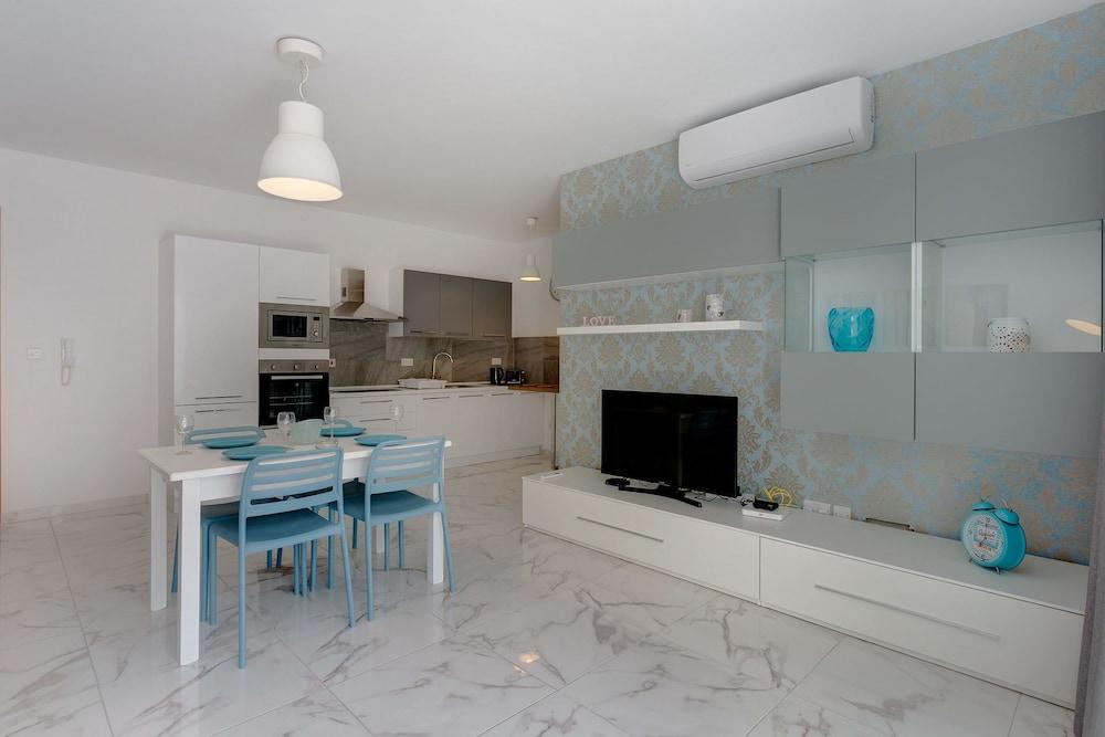 Luxury 2 Bedroom Apartment by the Sea