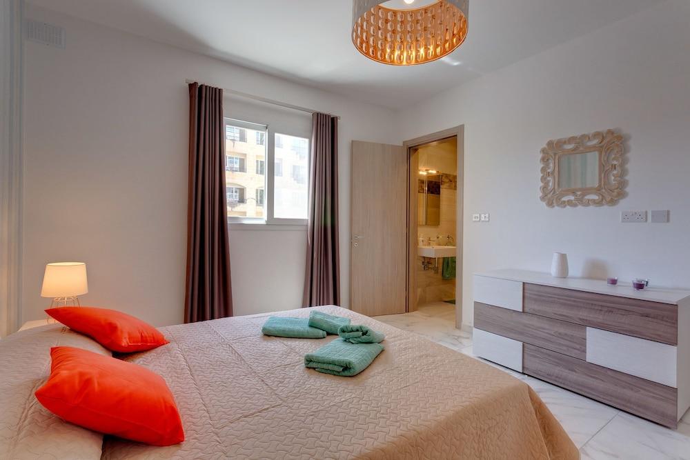 Luxury 2 Bedroom Apartment by the Sea