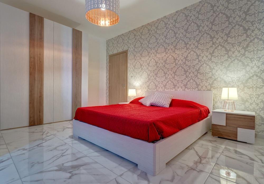 Marvellous 2 Bedroom Apartment by the Sea