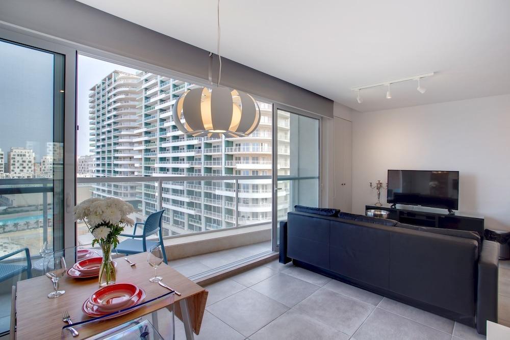 Modern Seaview Apartment In a Prime Location