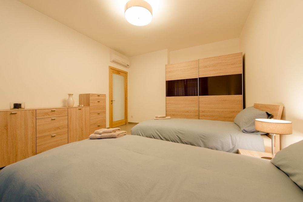 Seaview Apart IN Fort Cambridge With Pool