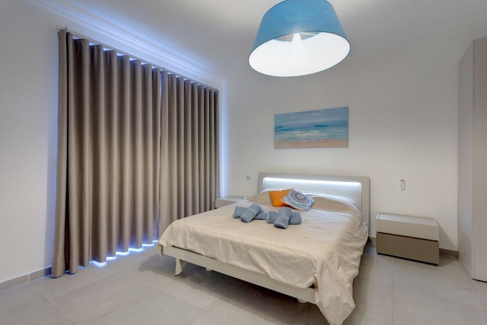 Stunning Seafront Lux Apt, Fort Cambridge wt Pool