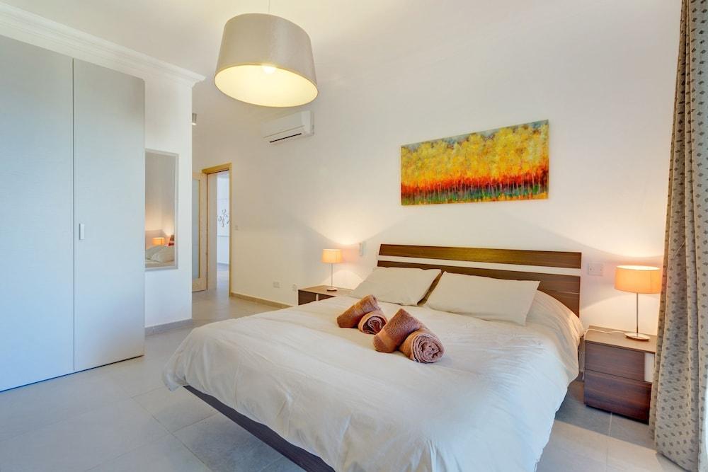 Stunning Seafront Lux Apt, Fort Cambridge wt Pool