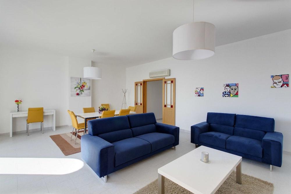 Seafront Apartment, Marvelous Views GR8 Location