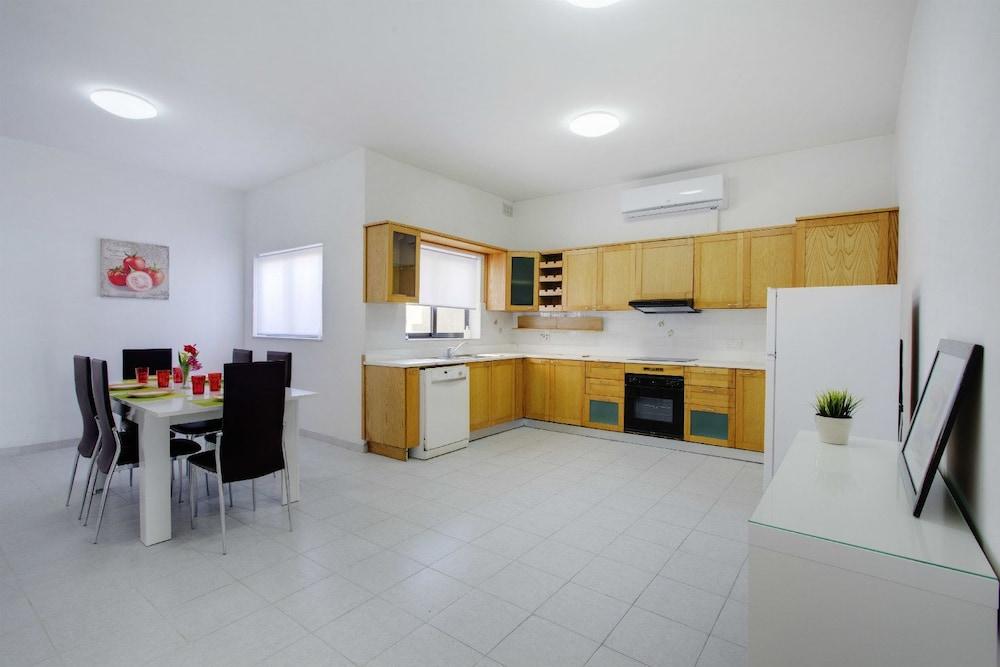 Seafront Apartment, Marvelous Views GR8 Location