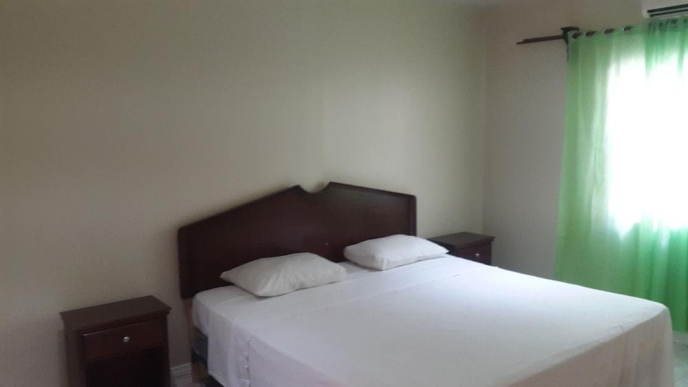 Pinneys Beach Hotel Nevis