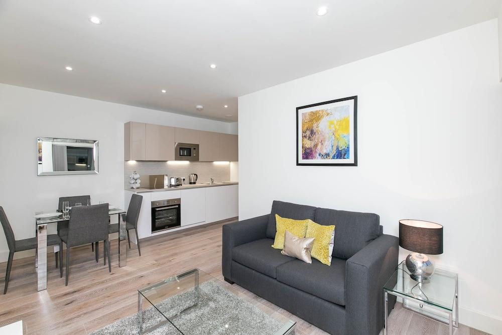 Deluxe Heathrow Apartments & Parking