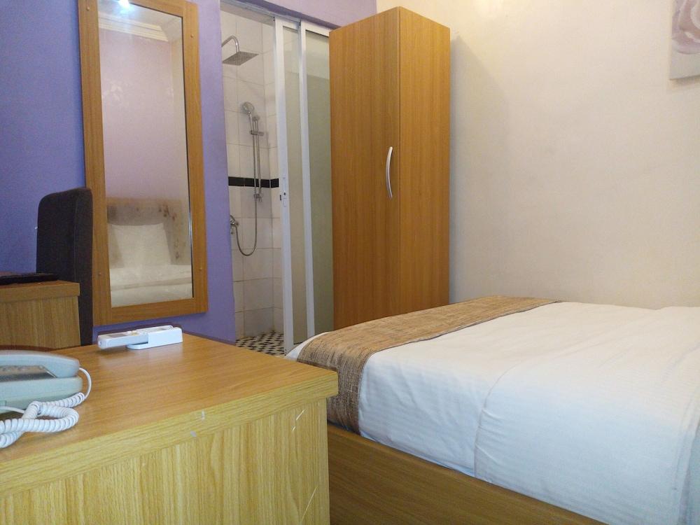 Euro Lounge and Suites