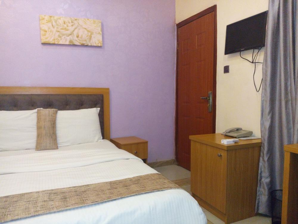 Euro Lounge and Suites