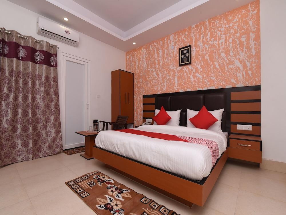 OYO 13310 Noida Suites