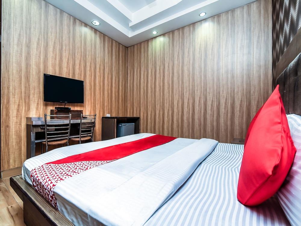 OYO 16933 Hotel Sunrize