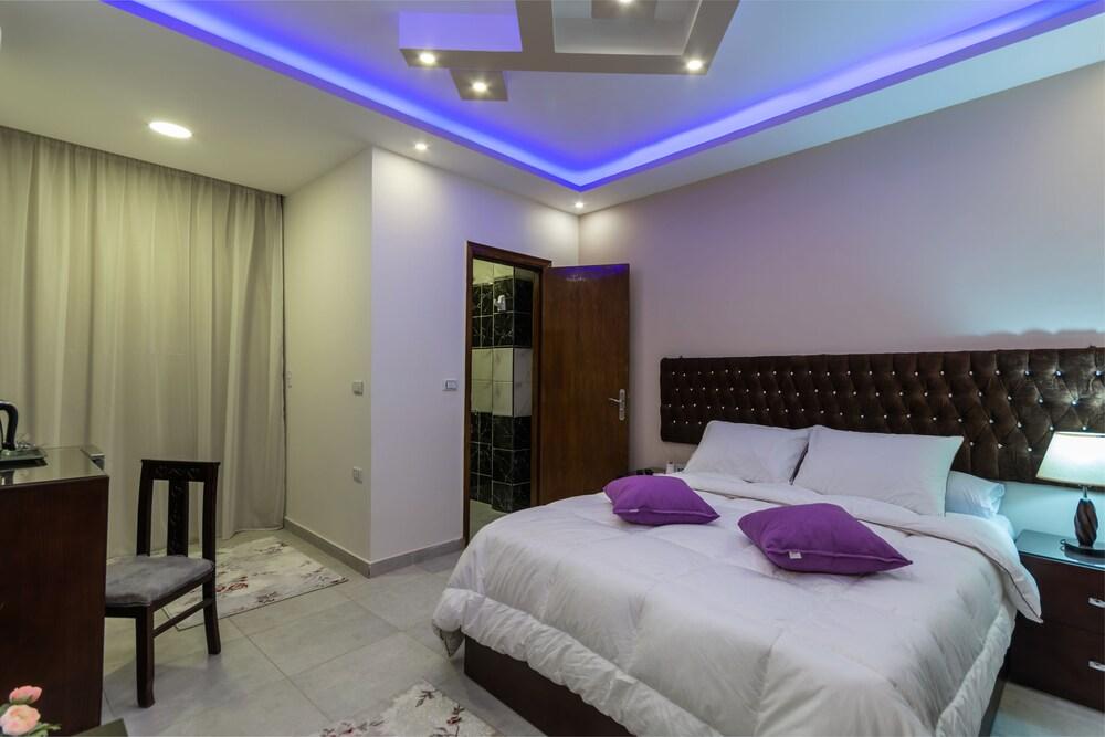 Pyramids Village Inn